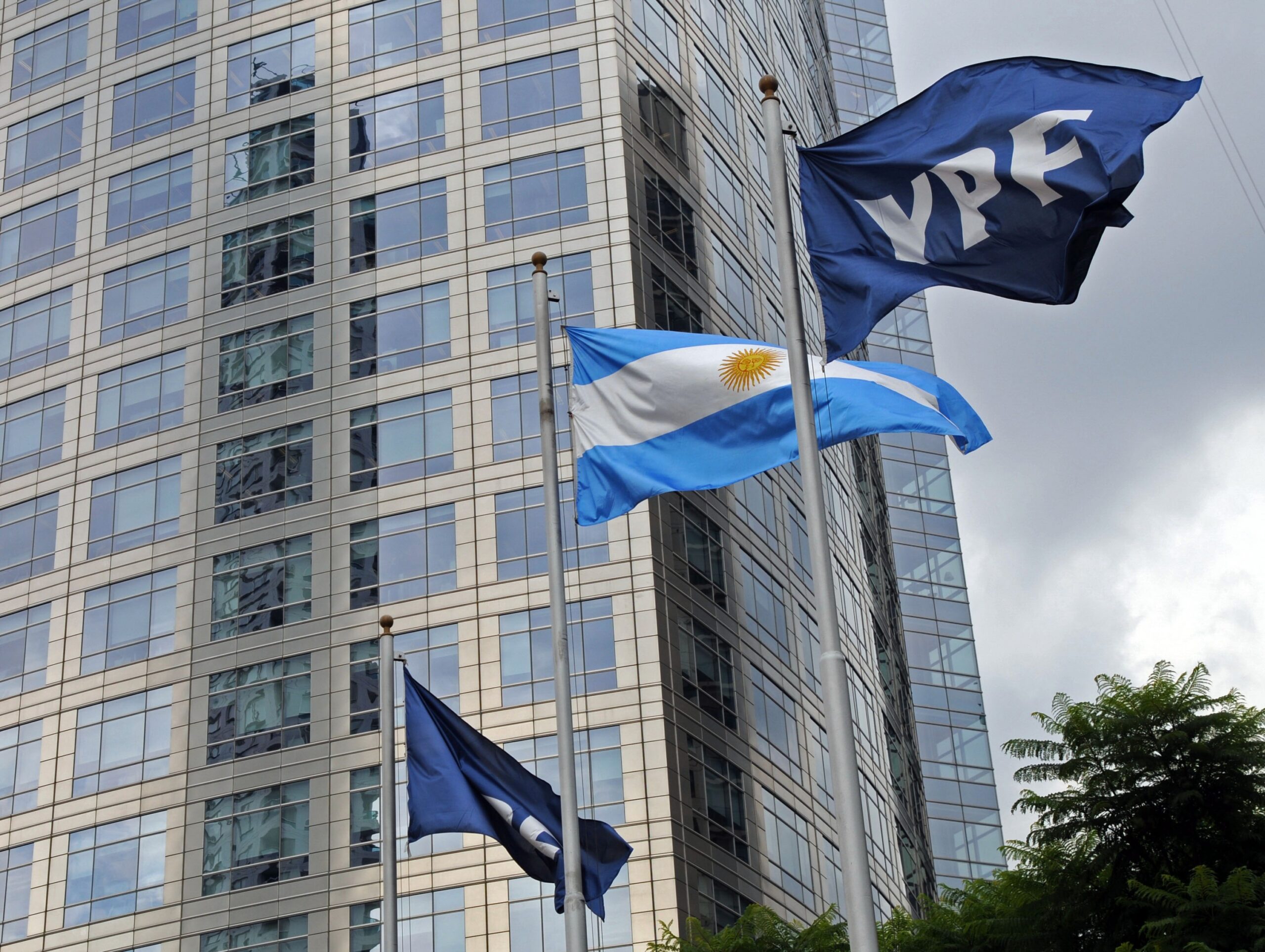 YPF obtiene apoyo de bonistas duros y se acerca al cierre exitoso de su refinanciación de deuda