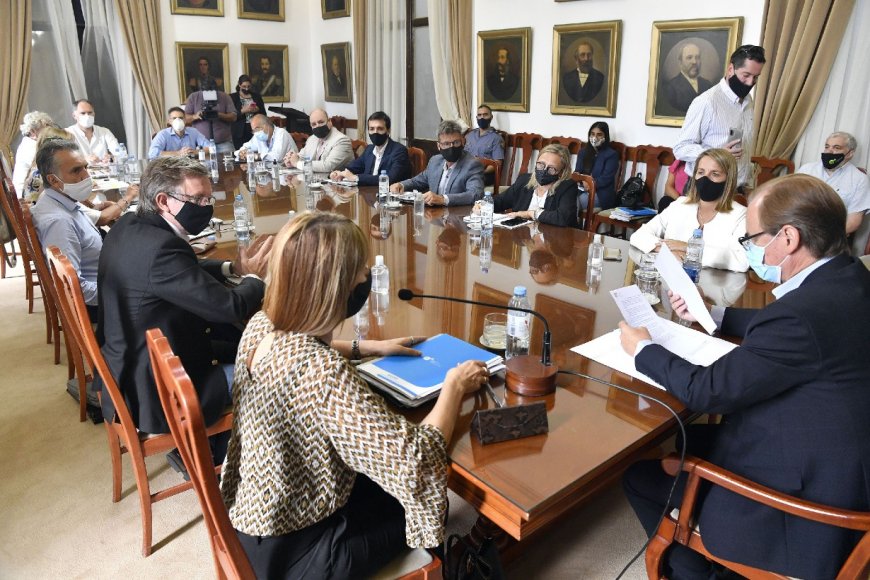 Confirmaron que todo el gabinete provincial fue vacunado, justificando que se trata de “personal estratégico”