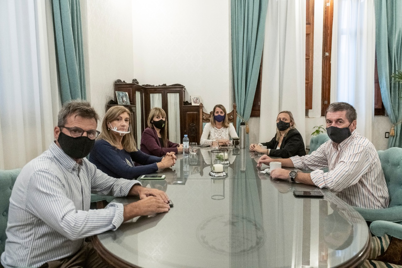 Stratta junto al gabinete respaldó a Velázquez