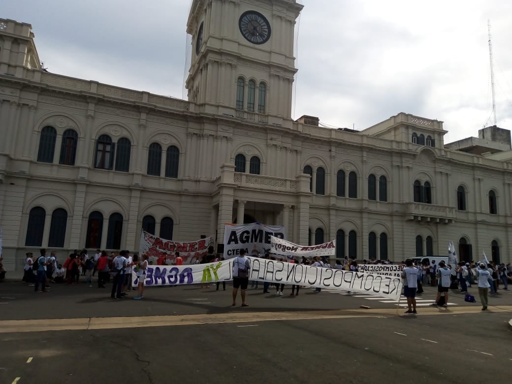 AGMER INSTALA UNA CARPA FRENTE A CASA DE GOBIERNO A MODO DE PROTESTA