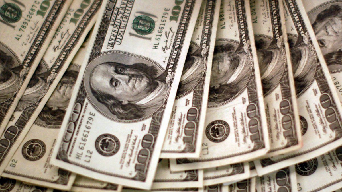 Dólar tocó máximo de una semana en el mundo tras decisión de Fed sobre apalancamiento bancario