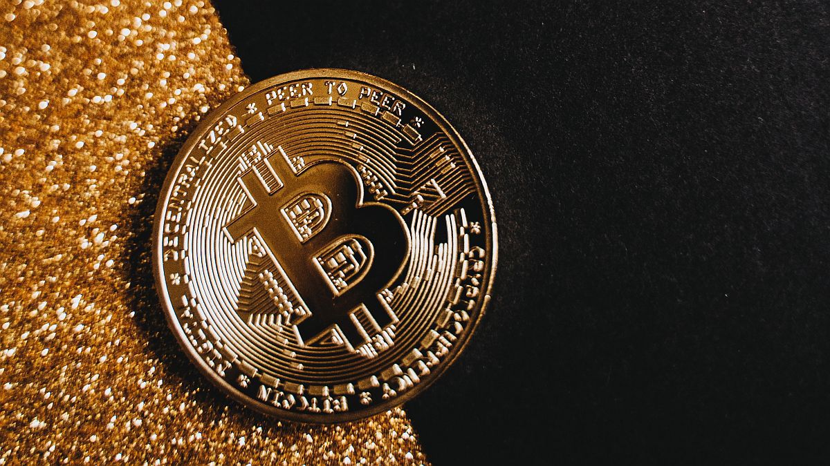 El bitcoin se desplomó 5%, tras alcanzar un récord el fin de semana