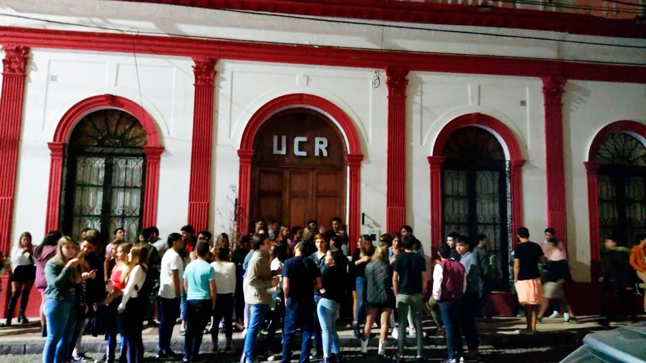 Jóvenes peronistas repudiaron la fiesta clandestina en una sede radical
