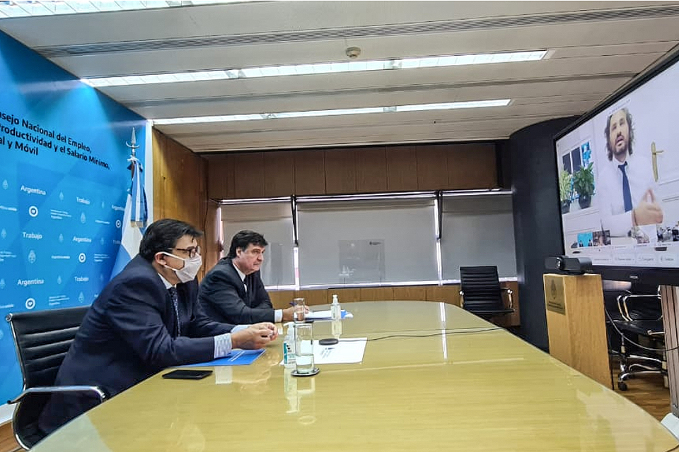 Acuerdan entre el gobierno, empresas y gremios una suba del 35% del salario mínimo en 7 cuotas