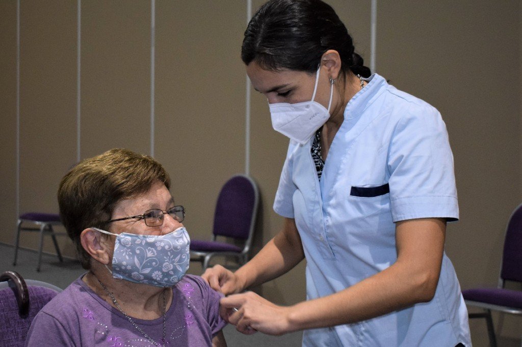 Covid-19: desde el miércoles vacunarán sin turno a mayores de 80 años en Paraná