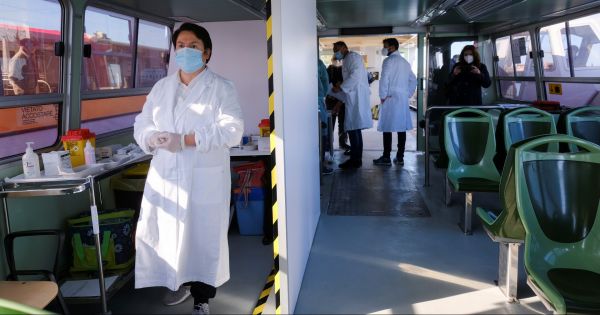 Italia vacuna en vaporettos, iglesias y museos para frenar el impacto del coronavirus