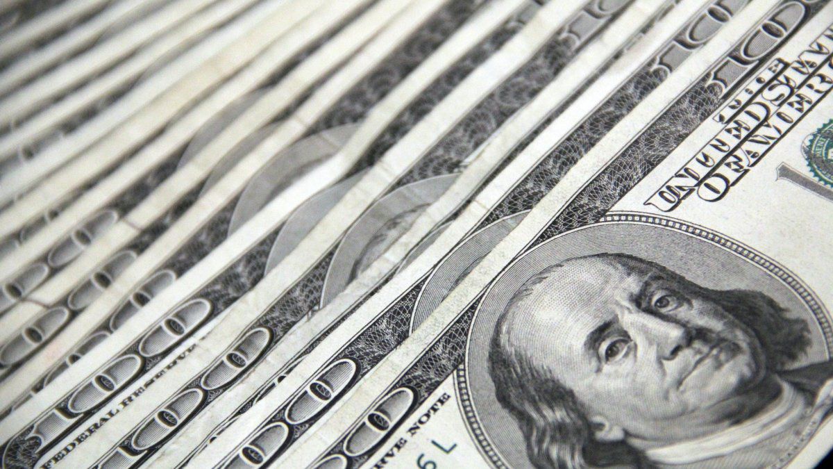El dólar cae a mínimos de un mes en el mundo: se consolida reversión de mercados