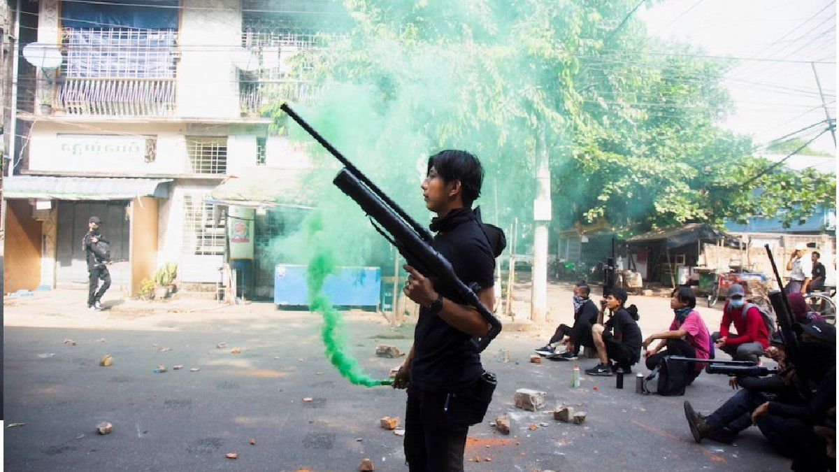 Myanmar: manifestantes prodemocracia se defienden con armas caseras de la represión