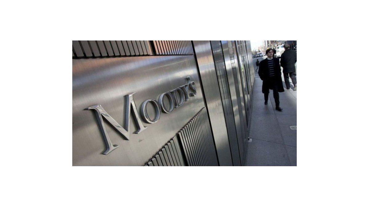 Moody’s modificó a estable desde negativa la perspectiva para el sistema bancario