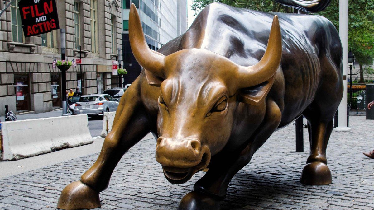 Wall Street: Dow Jones alcanzó nuevo récord impulsado por sector energético y de materias primas