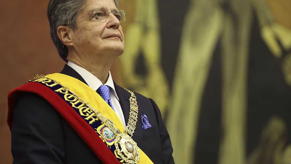 Guillermo Lasso fue dado de alta luego de ser operado para mejorar su movilidad
