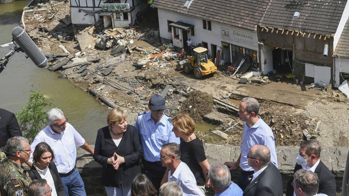 Merkel calificó de «surrealista» la devastación por las inundaciones