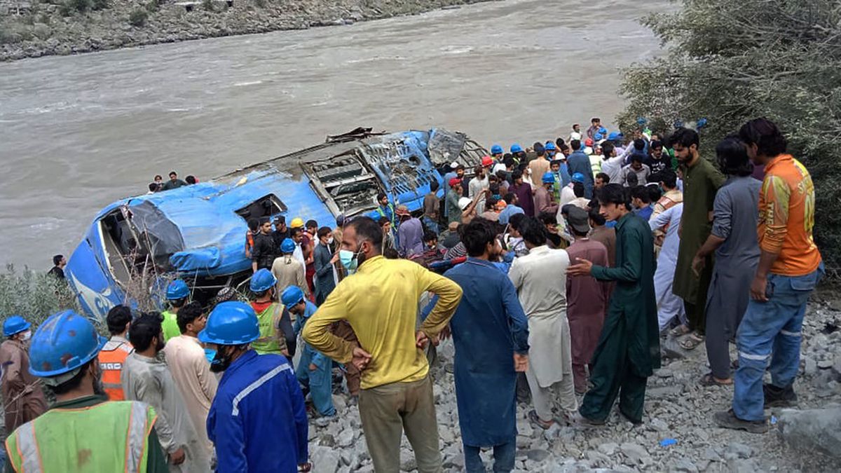China investigará la explosión de un autobús que dejó 12 muertos en Pakistán