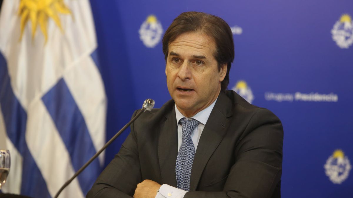 Uruguay volvió a aumentar los combustibles y llovieron las críticas para Lacalle Pou
