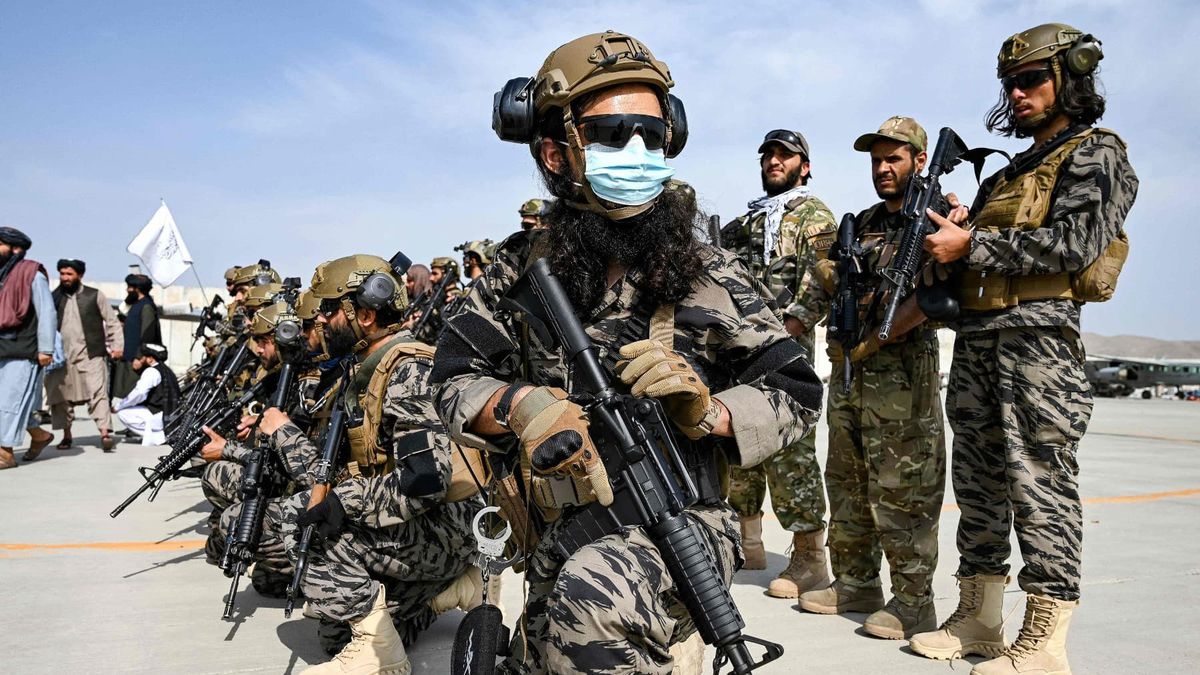 Los talibanes desfilaron triunfales por el aeropuerto de Kabul tras la partida anticipada de EEUU
