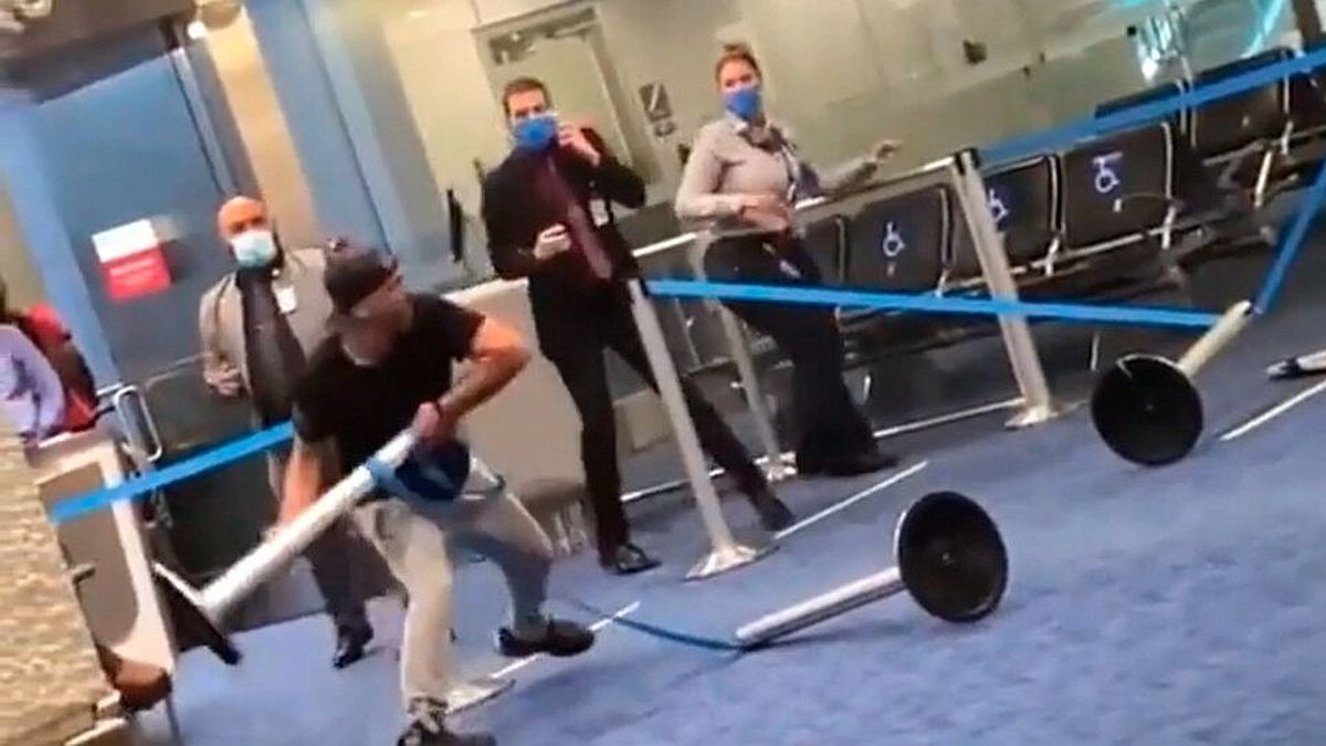 Furia en el aeropuerto de Miami: le pidieron que se ponga el barbijo, se enojó y causó destrozos