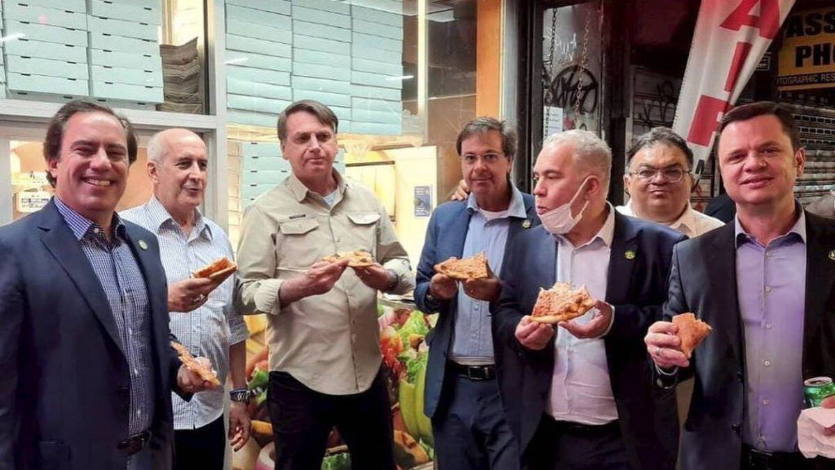 En la vereda: Bolsonaro no pudo comer dentro de una pizzería en Nueva York por no estar vacunado