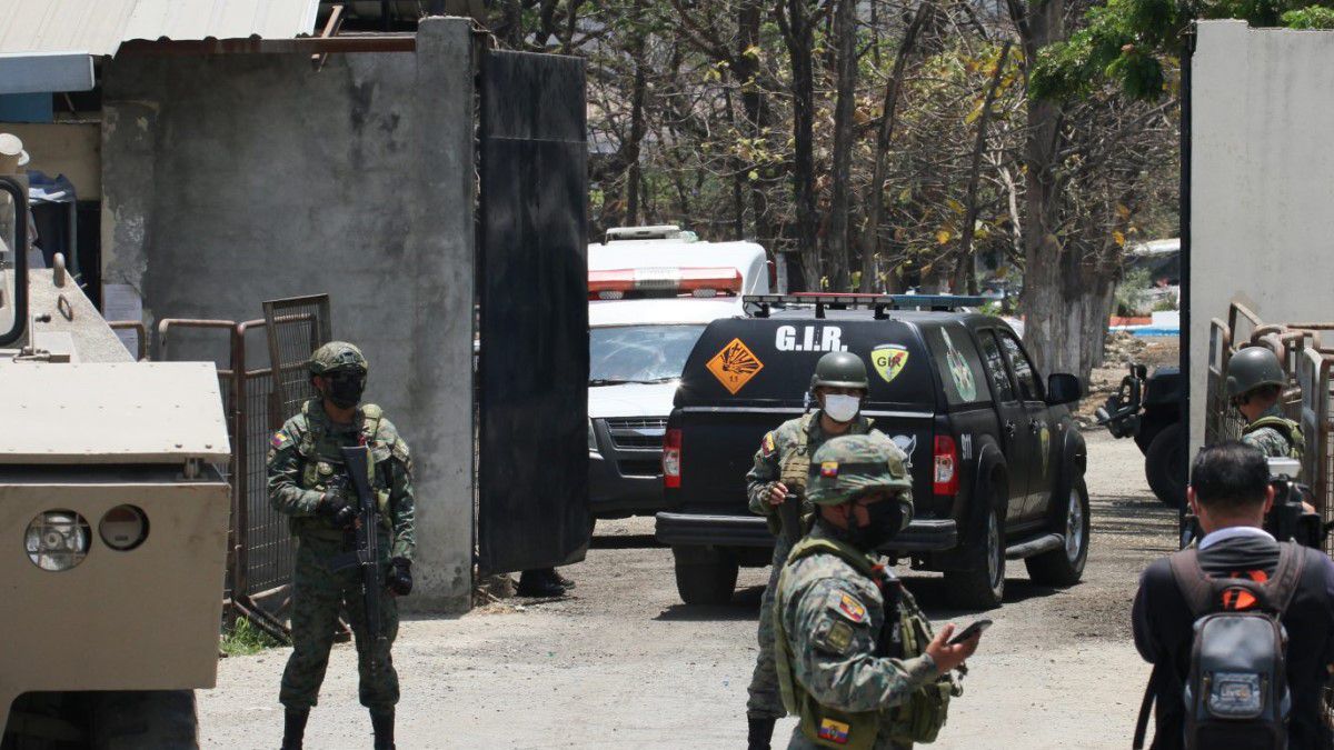 Ecuador: guerra entre bandas deja más de 100 muertos en una cárcel