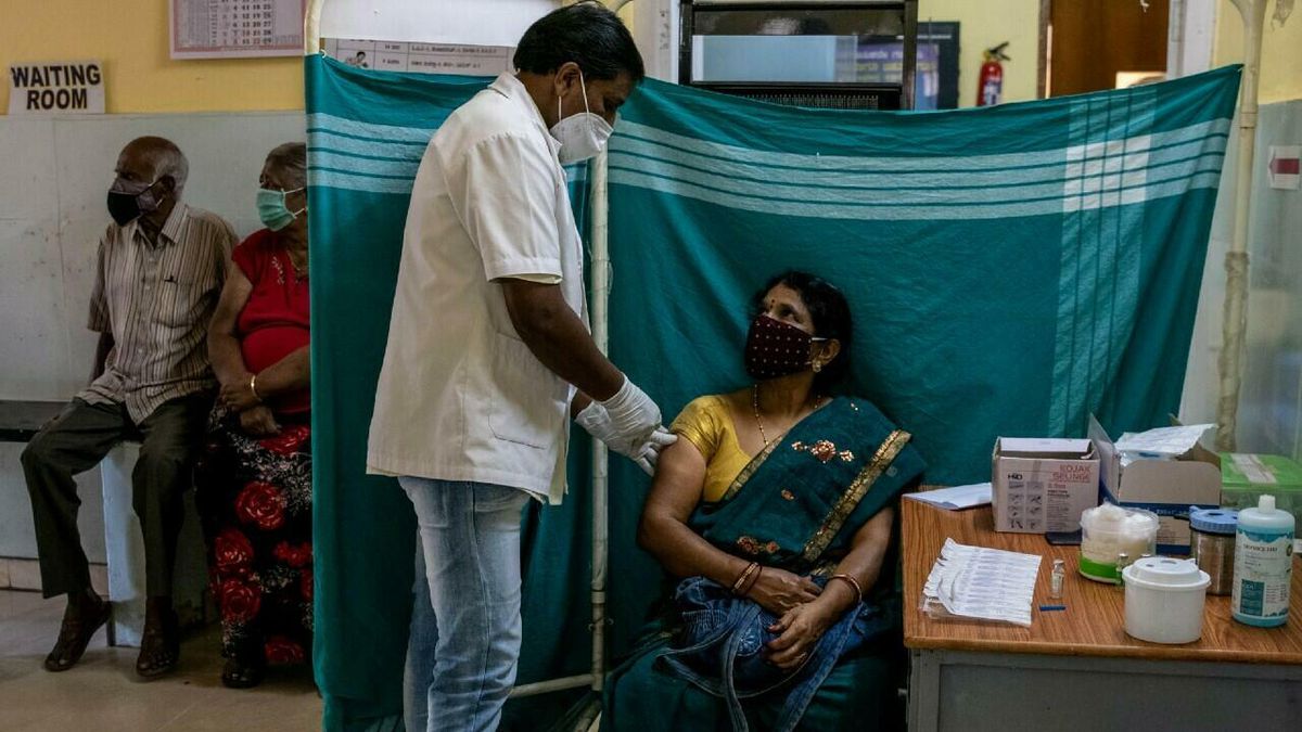 India rompe récord: aplica más de 25 millones de vacunas contra Covid-19 en un día