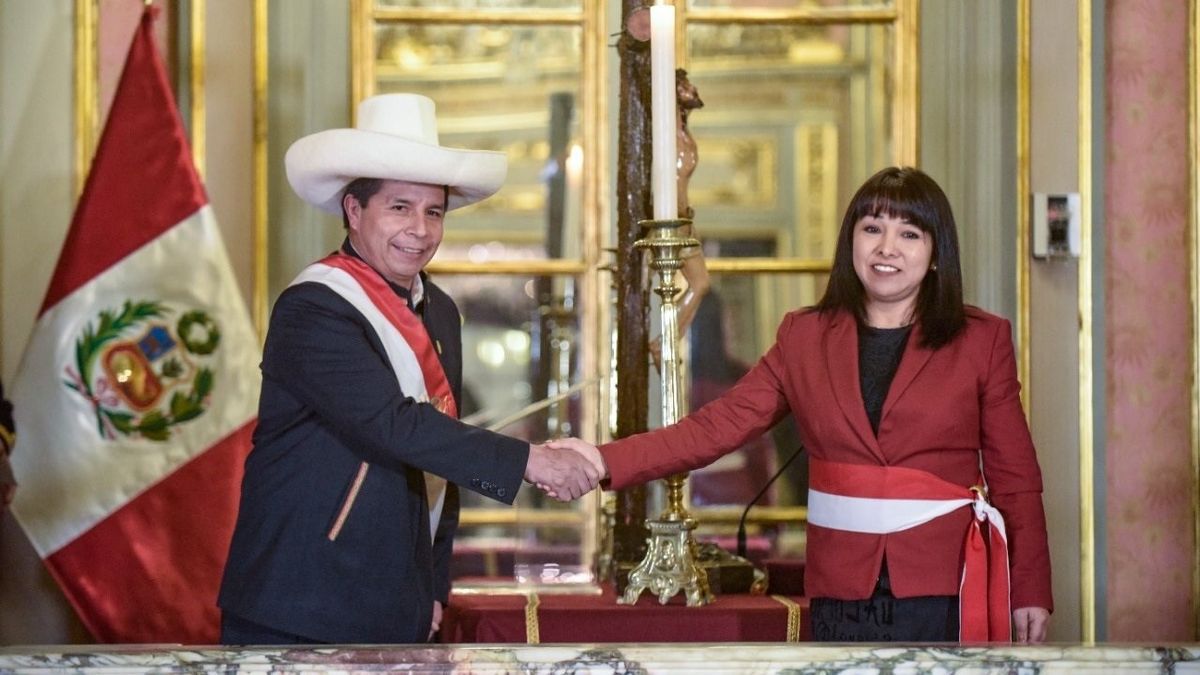 Castillo hace guiño al mercado y a la oposición de derecha con un nuevo gabinete moderado en Perú