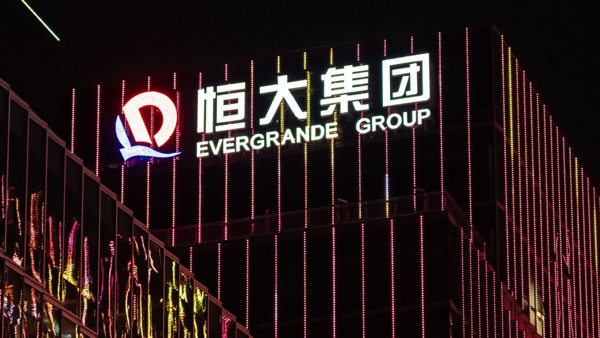 Evergrande vuelve a cotizar en la bolsa de Hong Kong y se desploman sus acciones