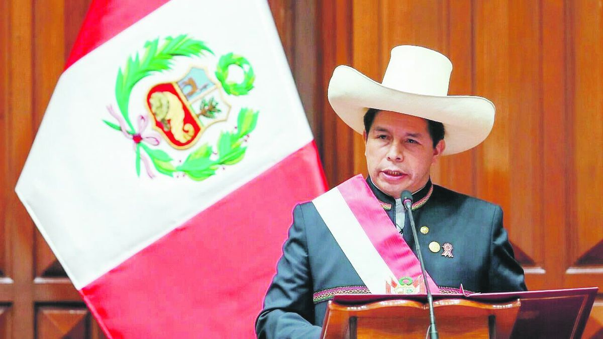 Castillo pidió la renuncia de todo  el gabinete a dos meses de asumir