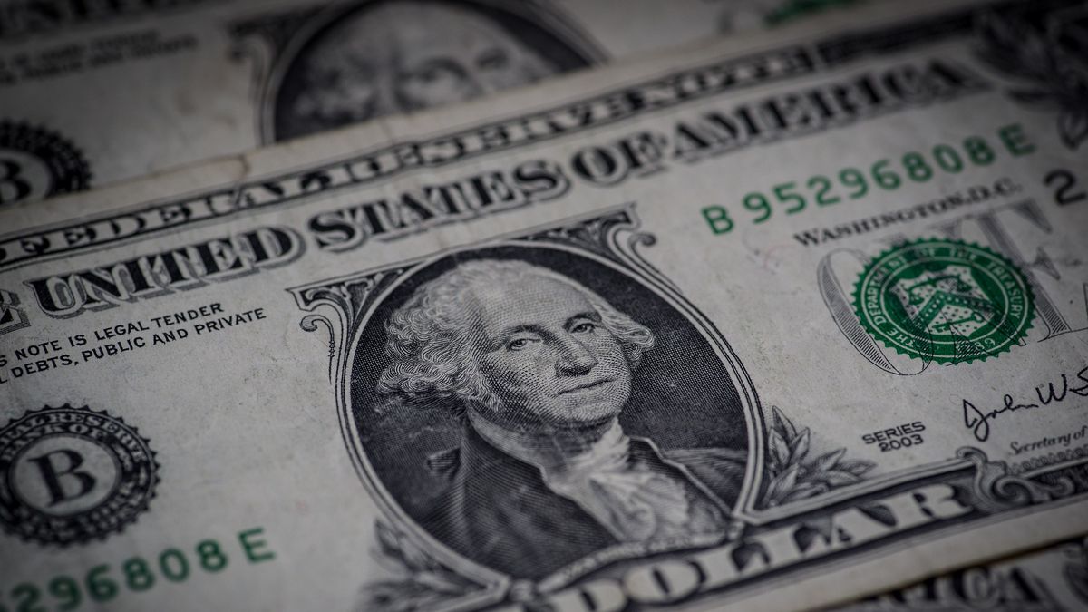 El dólar mayorista cruzó por primera vez la barrera psicológica de los $100
