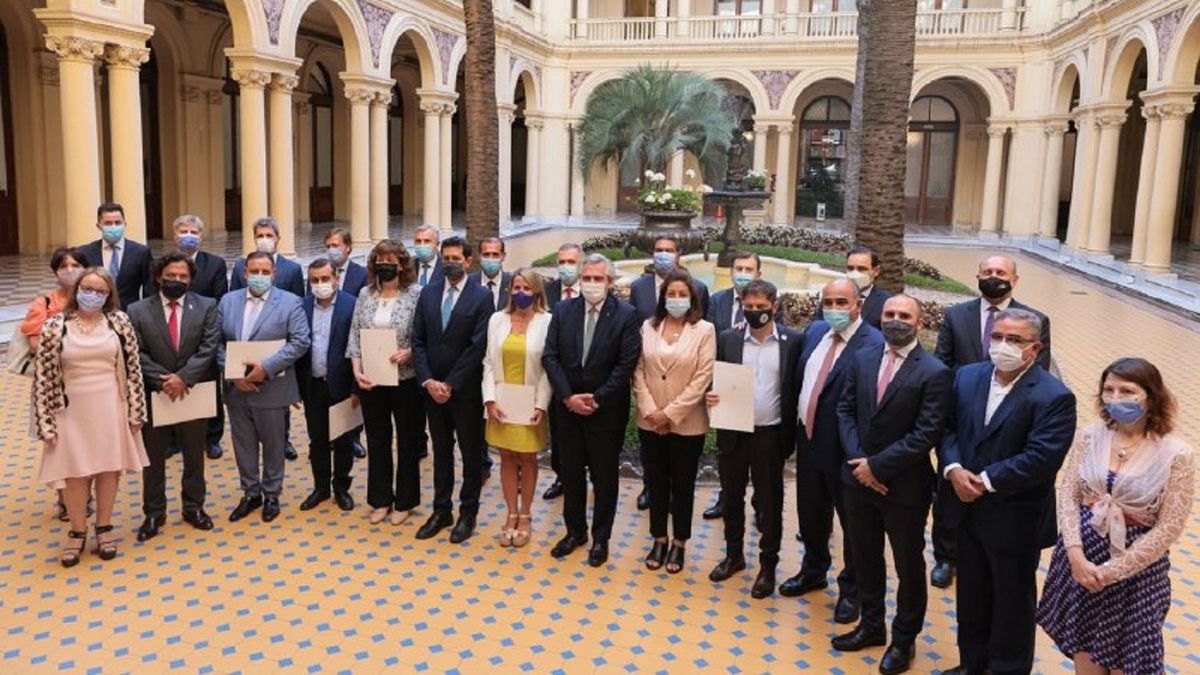 Alberto Fernández firmó el consenso fiscal con los gobernadores