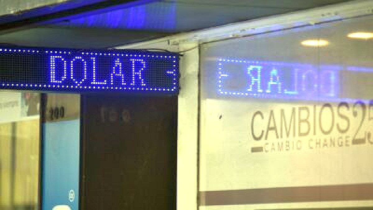 ¿Cuánto debe valer el dólar blue según los analistas?