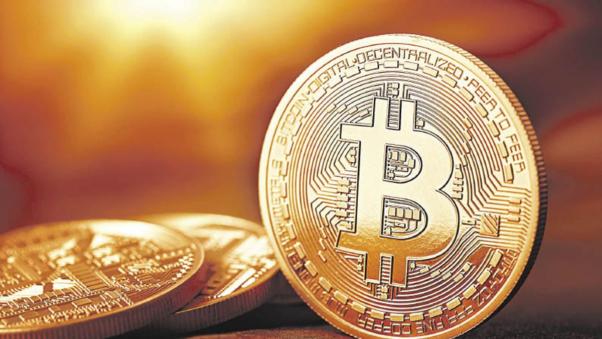 Bitcoin extiende el impulso que le dieron las acciones y opera en máximos de dos semanas