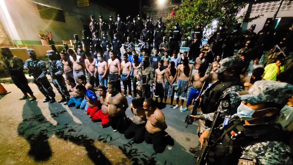 El Salvador: la policía detiene a 576 personas en el marco del estado de excepción