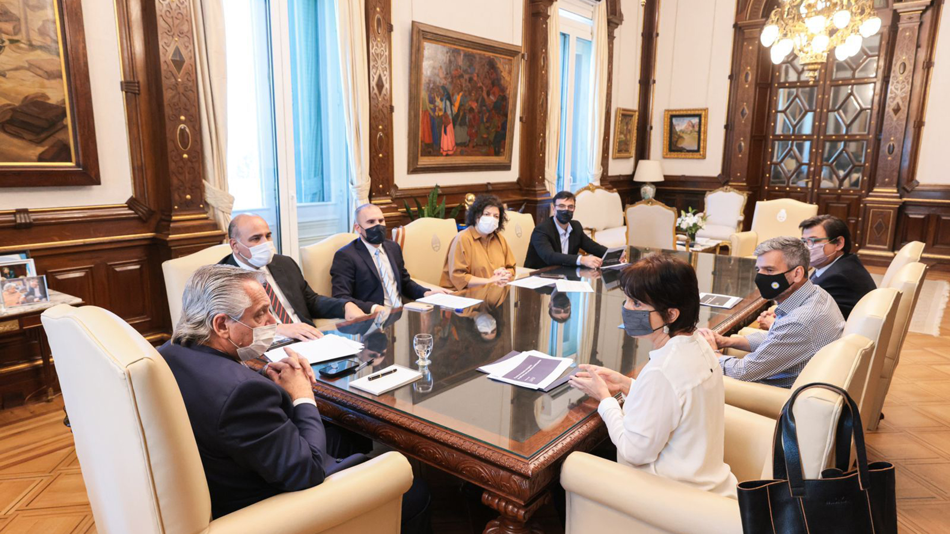 El Gobierno define un proyecto para formalizar a 8 millones de personas