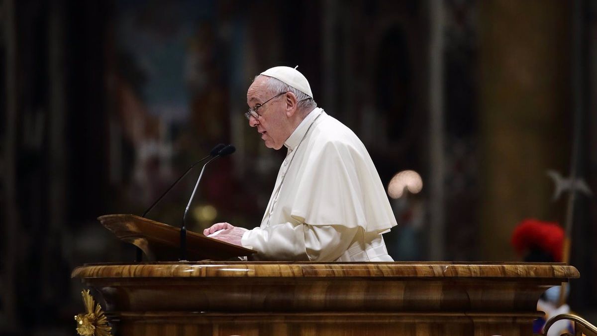 El papa Francisco sufrió un accidente en su residencia: se cayó y le inmovilizaron el brazo derecho