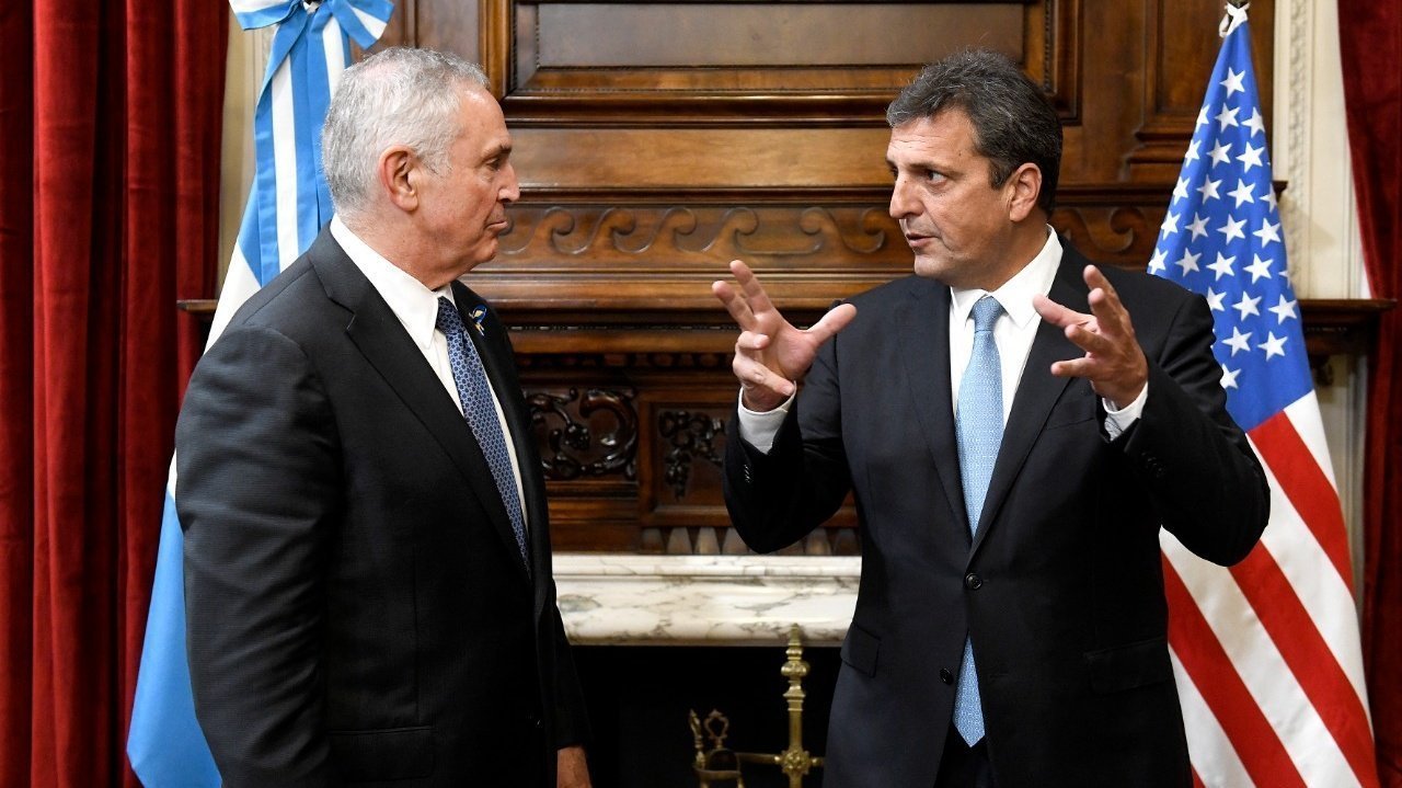 Reservas: Massa tensa al límite la negociación con los exportadores, en la previa de la reunión con el FMI