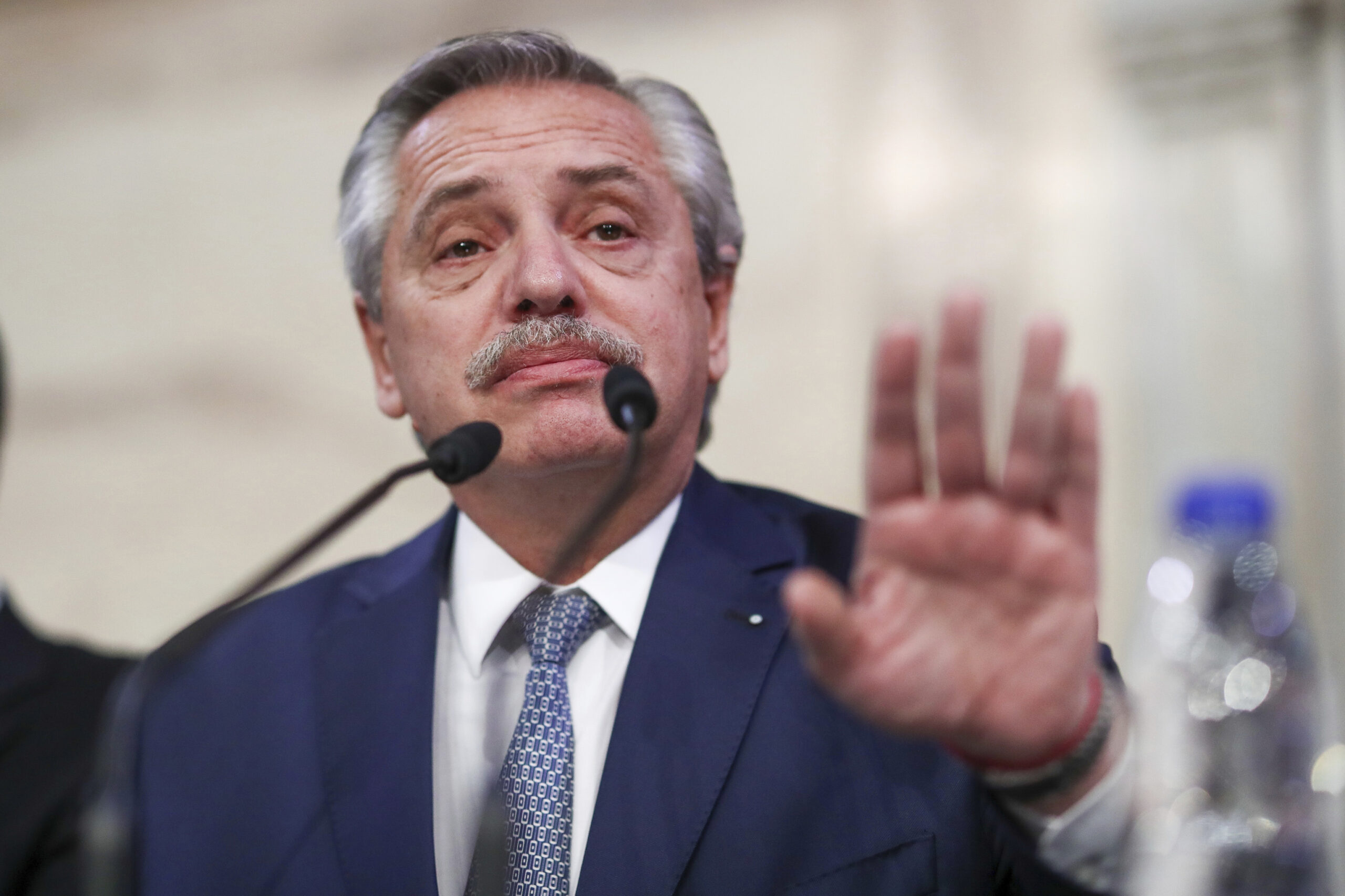 Denunciaron a Alberto Fernández por malversación de fondos públicos