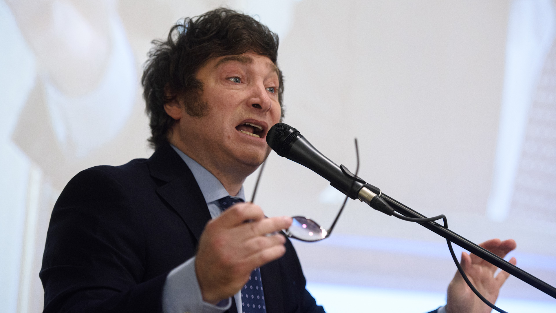 En medio de la tensión política, Milei les anticipó a sus diputados que continuarán los recortes a las provincias