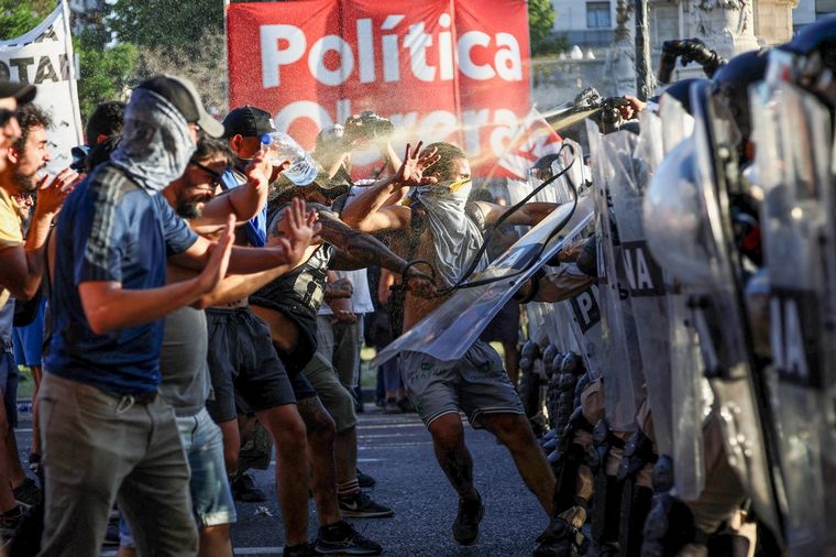 Ley ómnibus: tensión entre la policía y los manifestantes frente al Congreso