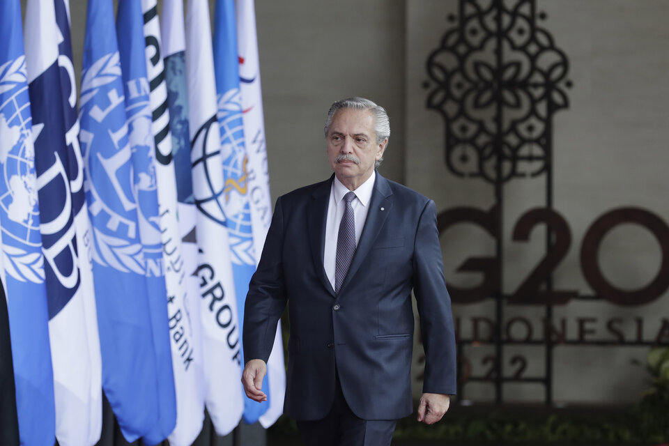 En medio del escándalo por la contratación de seguros durante su gestión, Alberto Fernández viajó a México