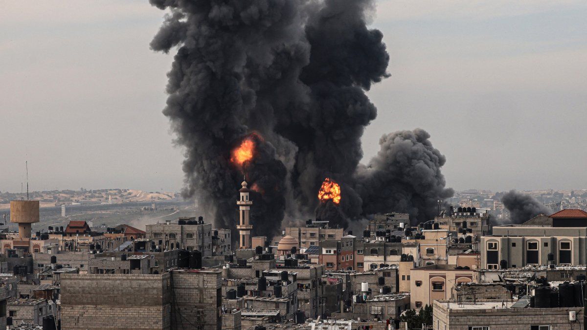 Israel lanzó 60 bombas, mató a 85 personas y el Ramadán empieza sin tregua con Hamas