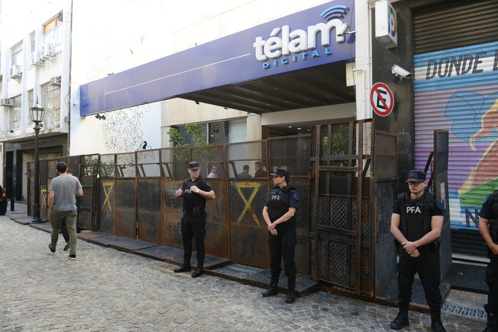 Cierre de Télam: trabajadores no pudieron entrar a la redacción y deshabilitaron el sitio web