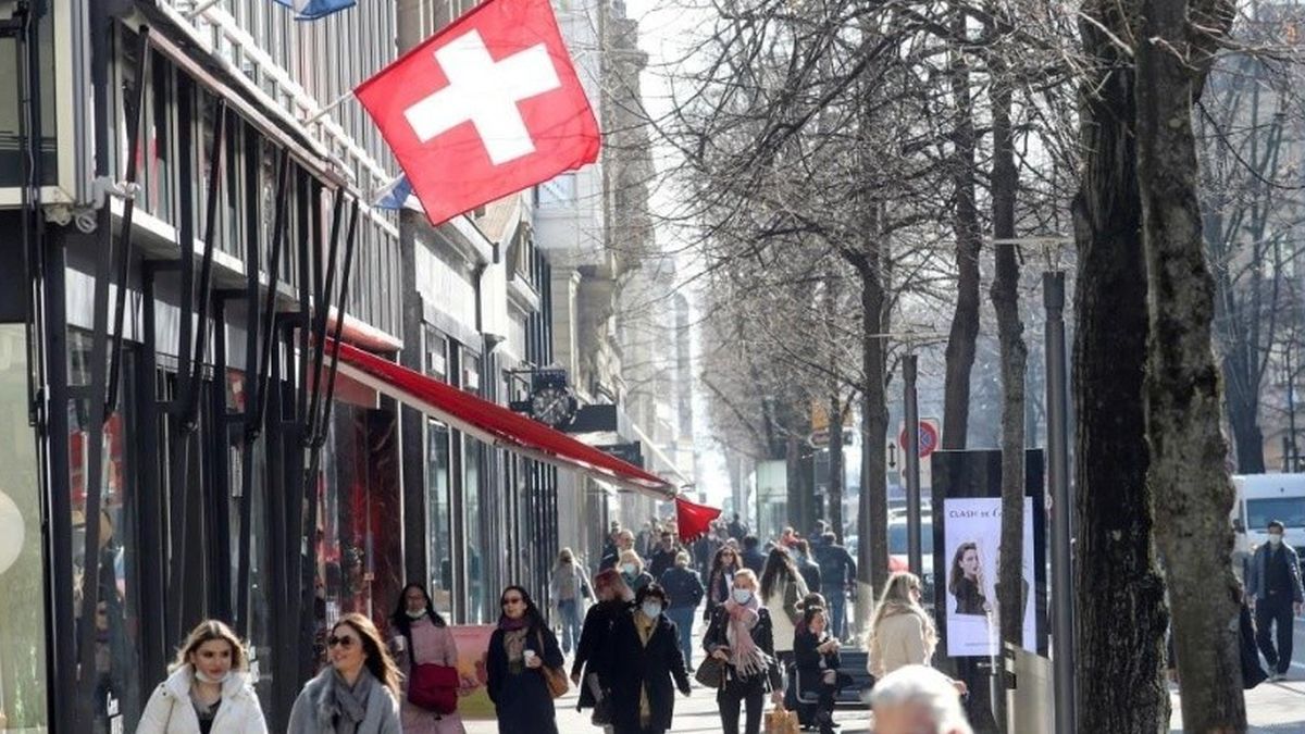 Referéndum en Suiza aprobó pagar un aguinaldo a jubilados y frenó aumento de la edad de retiro