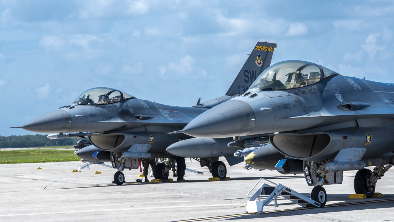 Sistema de defensa y ataque: así son los aviones F-16 que Argentina le compró a Dinamarca