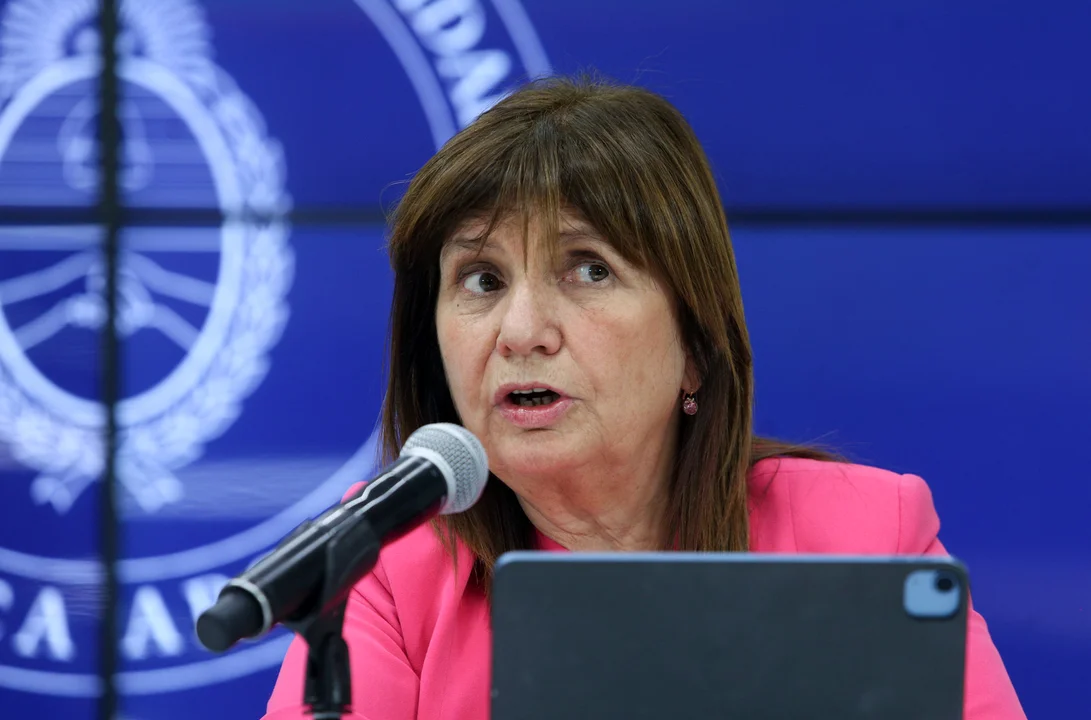 Patricia Bullrich alertó que los viajes de Milei en vuelos comerciales ponen en riesgo su seguridad: “Hay que cuidar al Presidente”
