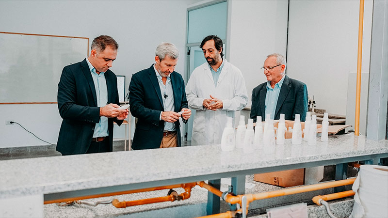 Frigerio visitó la producción pública de repelente en la UNER de Gualeguaychú