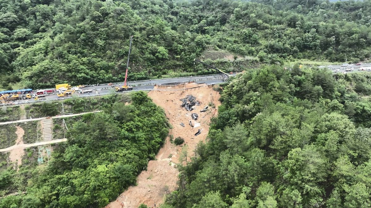 36 muertos y 30 heridos tras el derrumbe de una ruta