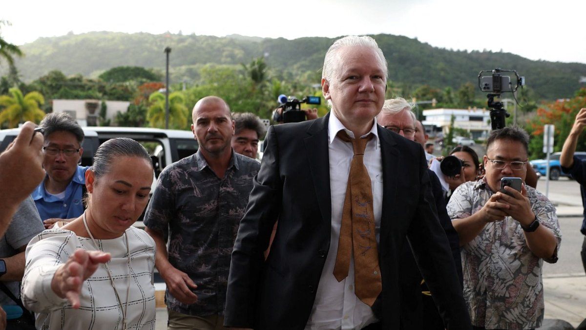 En una isla de EEUU, Julian Assange se declaró culpable y aguarda por su libertad