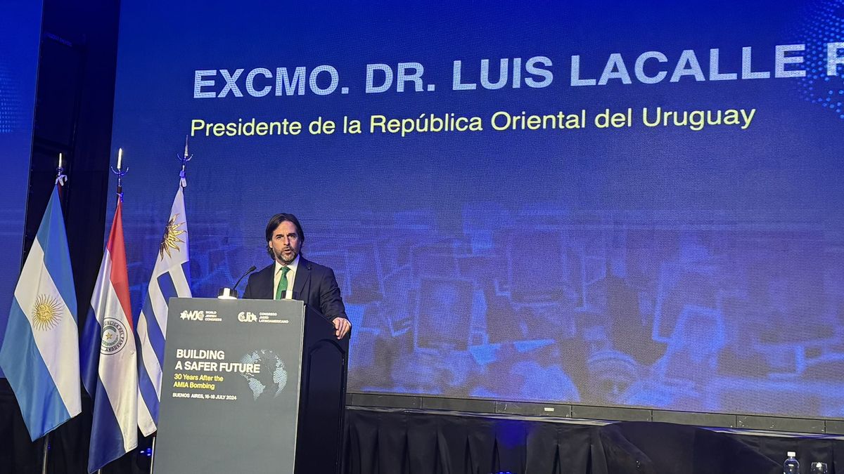 Luis Lacalle Pou expuso en un acto por los 30 años del atentado a la AMIA