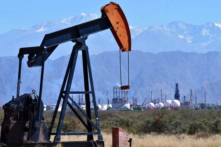 El petróleo cayó a mínimos en 7 semanas ante temor por China y eventuales sanciones a Venezuela