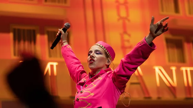 Juliana Gattas, la historia de la artista que pasó de cantar jazz a ser un ícono del pop latino y ahora se lleva la ovación en San Sebastián