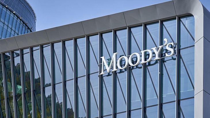 las acciones se hundieron por posible baja de calificación de Moodys